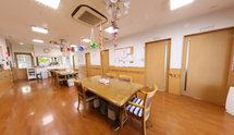 介護施設の居間と廊下の光景