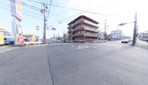 交差点とガソリンスタンドの風景