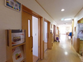 明るく広々とした廊下