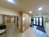 介護施設内部の通路の光景