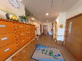 温かみのある介護施設の入口