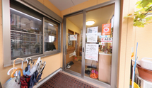 屋外ベンチと屋内通路