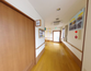 介護施設の廊下と受付エリア