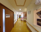 介護施設の通路とリビングスペース