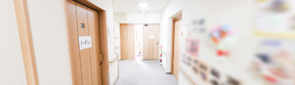介護施設の廊下と居室