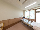 明るい個室の内部