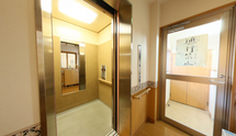 介護施設の廊下と居住空間