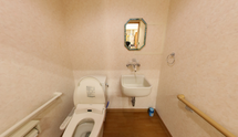 介護施設内のトイレとリビング
