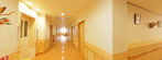 広々とした介護施設の通路