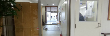 広くて明るい介護施設の廊下