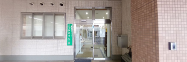介護施設の入口と周辺環境
