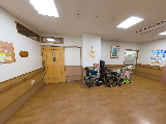明るく清潔な介護施設の玄関
