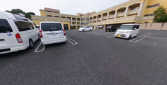 快適駐車場付きの施設外観