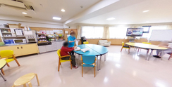 活気ある共用リビング