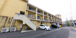 穏やかな場所の黄色い建物