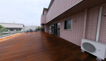 介護施設の外観とテラス
