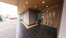 屋根付きの広々とした施設入口