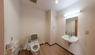 介護施設内のトイレと廊下