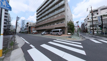 都市部に位置する交差点の全景