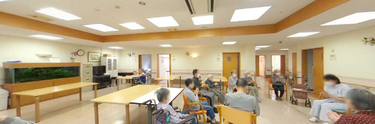 介護施設の居間での活動風景