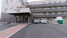 介護施設前の駐車場と建物