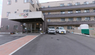 介護施設前の駐車場と建物
