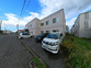 並んだ建物と駐車場