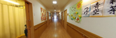 職員用掲示板と居室のある廊下