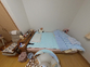 明るい居室のベッド周り  