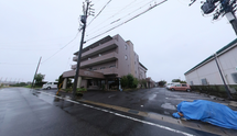 雨の日の住宅街、道路と家々