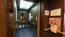 明るく広々とした施設内廊下
