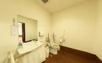 介護施設のトイレと廊下