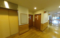 施設内の廊下と掲示物