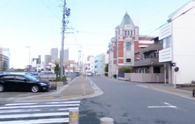 穏やかな街並みの施設外観