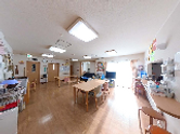 明るく広々とした廊下