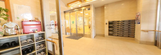明るく清潔な介護施設の入口