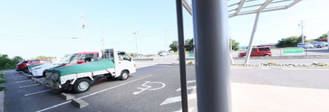 介護施設の玄関と駐車場