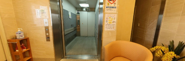 清潔感溢れる介護施設の入口