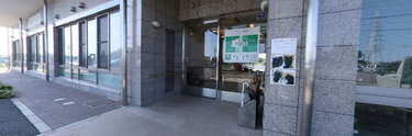 介護施設の入口と駐車場