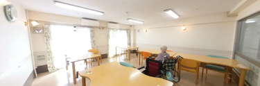 介護施設内のリビングと廊下