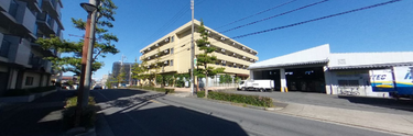 清潔感ある街の介護施設外観
