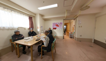 職員と利用者がいる施設内