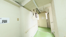 清潔感のある介護施設の通路