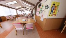 介護施設の明るい食堂エリア