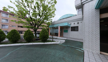 介護施設のエントランスと外観