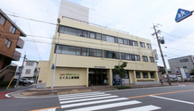 介護施設外の道路と建物