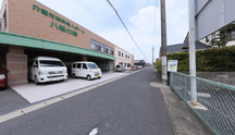 介護施設の駐車場と周辺