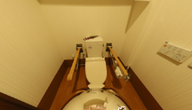 手すり付きの施設トイレ