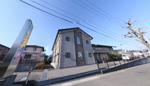 静かな街角の介護施設外観