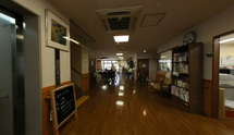 介護施設内部の暖かい雰囲気